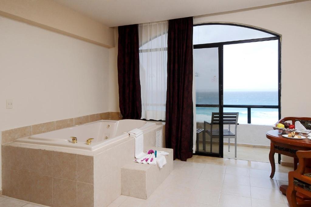 Golden Parnassus All Inclusive Resort & Spa Cancun